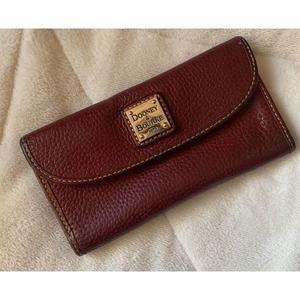 Dooney & Bourke Pebbel, Grain Continental clutch